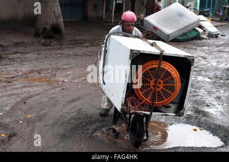 Sao Paulo, Brésil. Dec 29, 2015. Un homme se déplace ses affaires dans une rue après une inondation dans la ville de Sumaré, Etat de Sao Paulo, Brésil, le 29 décembre 2015. De fortes pluies ont balayé le Paraguay, l'Argentine, le Brésil et l'Uruguay, qui affectent des dizaines de milliers de résidents. Credit : Danny Cesare/Codigo19/AGENCIA ESTADO/Xinhua/Alamy Live News Banque D'Images