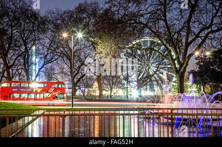 Fontaine couleur nuit à Marble Arch London UK Banque D'Images