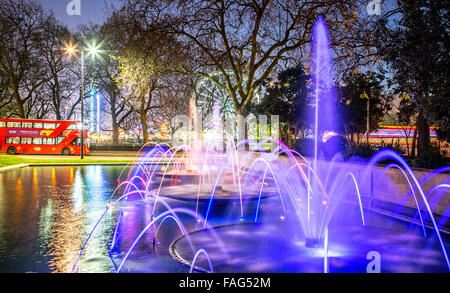 Fontaine couleur nuit à Marble Arch London UK Banque D'Images