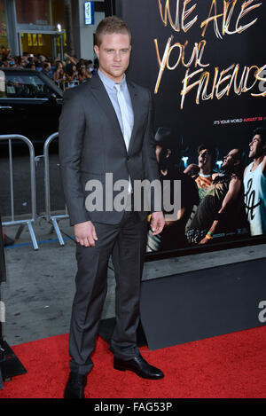 LOS ANGELES, CA - le 20 août 2015 : Jonny Weston à la Los Angeles première de son film 'Nous sommes vos amis" au théâtre chinois de Grauman, Hollywood. Los Angeles. Banque D'Images