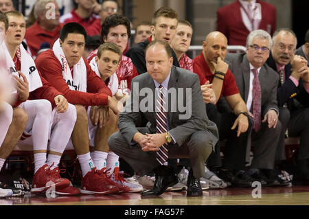 Madison, WI, USA. Dec 29, 2015. Wisconsin coach Greg Gard cherche sur pendant le match de basket-ball de NCAA Purdue Boilermakers entre le et le Wisconsin Badgers au Kohl Center à Madison, WI. Purdue a défait le Wisconsin 61-55. John Fisher/CSM/Alamy Live News Banque D'Images