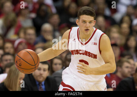 Madison, WI, USA. Dec 29, 2015. Wisconsin Badgers guard Zak Showalter # 3 en action au cours de la jeu de basket-ball de NCAA Purdue Boilermakers entre le et le Wisconsin Badgers au Kohl Center à Madison, WI. Purdue a défait le Wisconsin 61-55. John Fisher/CSM/Alamy Live News Banque D'Images