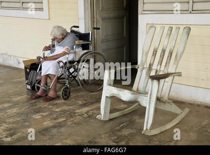 Vieille en fauteuil roulant sur le porche de sa maison, Viñales, province de Pinar del Rio, Cuba Banque D'Images