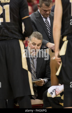 Madison, WI, USA. Dec 29, 2015. Coach Purdue Matt peintre parle pendant le match de basket-ball de NCAA Purdue Boilermakers entre le et le Wisconsin Badgers au Kohl Center à Madison, WI. Purdue a défait le Wisconsin 61-55. John Fisher/CSM/Alamy Live News Banque D'Images