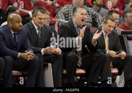 Madison, WI, USA. Dec 29, 2015. Coach Purdue Matt peintre cherche sur pendant le match de basket-ball de NCAA Purdue Boilermakers entre le et le Wisconsin Badgers au Kohl Center à Madison, WI. Purdue a défait le Wisconsin 61-55. John Fisher/CSM/Alamy Live News Banque D'Images