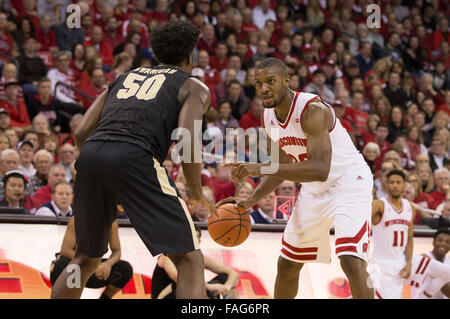 Madison, WI, USA. Dec 29, 2015. Wisconsin Badgers avant Vitto Brown # 30 en action au cours de la jeu de basket-ball de NCAA Purdue Boilermakers entre le et le Wisconsin Badgers au Kohl Center à Madison, WI. Purdue a défait le Wisconsin 61-55. John Fisher/CSM/Alamy Live News Banque D'Images