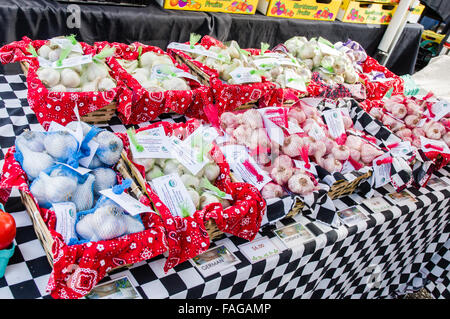 Affichage de l'ail dans des sacs en filet à un marché de producteurs à Beaverton, Oregon, USA Banque D'Images