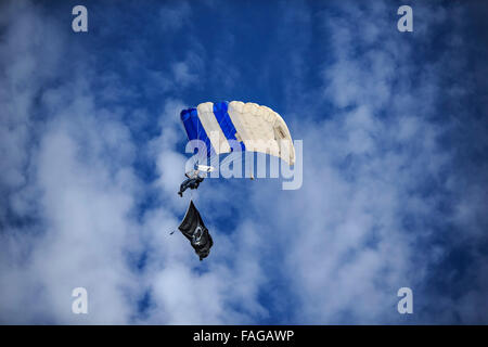 Fort Worth, Texas, USA. Dec 29, 2015. Membre de l'US Air Force de l'équipe de plongée de ciel - Wings of Blue drops durant la phase de jeu à l'Armée de Lockheed Martin Bowl entre Cal contre l'Armée de l'air à Stade Amon G. Carter à Fort Worth, Texas. Credit : csm/Alamy Live News Banque D'Images