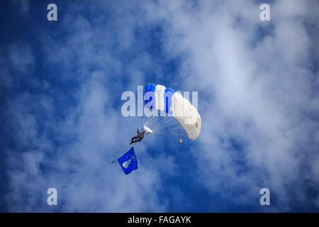 Fort Worth, Texas, USA. Dec 29, 2015. Membre de l'US Air Force de l'équipe de plongée de ciel - Wings of Blue drops durant la phase de jeu à l'Armée de Lockheed Martin Bowl entre Cal contre l'Armée de l'air à Stade Amon G. Carter à Fort Worth, Texas. Credit : csm/Alamy Live News Banque D'Images