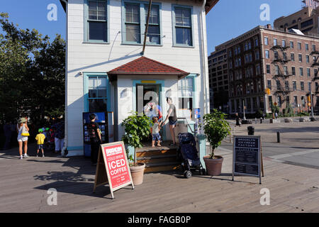 Le Brooklyn Ice Cream Facory Fulton Landing Park Brooklyn New York City Banque D'Images