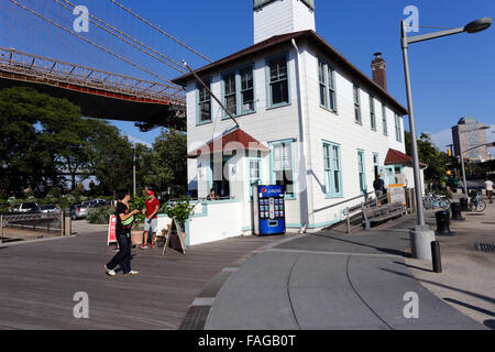 Le Brooklyn Ice Cream factory Fulton Landing Park Brooklyn New York City Banque D'Images