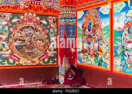 L'étude de l'Ecriture sainte bouddhiste moine dans Seda Larong Institut bouddhiste Wuming, Garze, province du Sichuan, Chine Banque D'Images