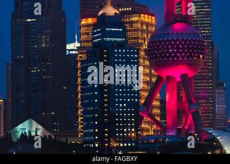 Vue de nuit sur la skyline de Pudong dominé par Oriental Pearl TV Tower, Shanghai, Chine Banque D'Images