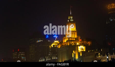 Vue de la nuit de bâtiments coloniaux, la Maison de la douane et HSBC Building, sur le Bund, Shanghai, Chine Banque D'Images