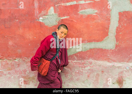 Moine dans Seda Larong Institut bouddhiste Wuming, Garze, province du Sichuan, Chine Banque D'Images