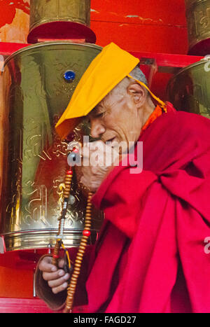 Un moine en prière dans l'Institut bouddhiste de Larong Seda Wuming, préfecture autonome tibétaine de Garze, province du Sichuan, Chine Banque D'Images