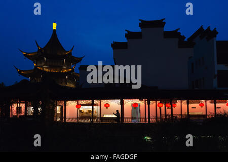 Vue nocturne de maisons le long de la rivière Qinhuai, Nanjing, Jiangsu Province, China Banque D'Images