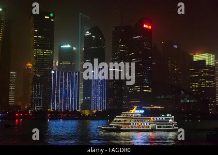 Vue de nuit sur des tours de Pudong et bateau de croisière sur la rivière Huangpu, Shanghai, Chine Banque D'Images