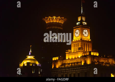 Vue de la nuit de bâtiments coloniaux, la Maison de la douane, Bund Center et HSBC Building (droite à gauche), sur le Bund, Shanghai, Chine Banque D'Images