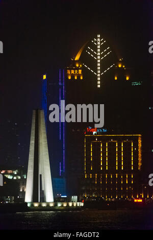 Vue de la nuit de monument de Héros et du peuple monte haut sur le Bund par la rivière Huangpu, Shanghai, Chine Banque D'Images