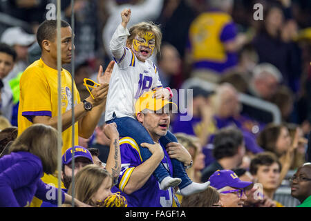 Houston, Texas, USA. Dec 29, 2015. LSU Tigers fans au cours du 4e trimestre de l'Advocare Texas Bowl NCAA football match entre la LSU Tigers et le Texas Tech Red Raiders à NRG Stadium à Houston, TX le 29 décembre 2015. Credit : Trask Smith/ZUMA/Alamy Fil Live News Banque D'Images