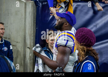 Houston, Texas, USA. Dec 30, 2015. LSU Tigers d'utiliser de nouveau Leonard Fournette (7) accueille les fans après l'Advocare Texas Bowl NCAA football match entre la LSU Tigers et le Texas Tech Red Raiders à NRG Stadium à Houston, TX le 29 décembre 2015. Credit : Trask Smith/ZUMA/Alamy Fil Live News Banque D'Images