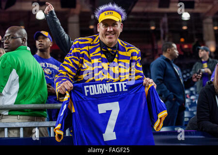 Houston, Texas, USA. Dec 30, 2015. Une LSU Tigers fan après l'Advocare Texas Bowl NCAA football match entre la LSU Tigers et le Texas Tech Red Raiders à NRG Stadium à Houston, TX le 29 décembre 2015. Credit : Trask Smith/ZUMA/Alamy Fil Live News Banque D'Images