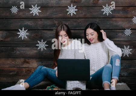 Deux belles filles de l'emplacement sur le plancher Banque D'Images