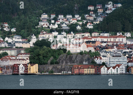 Vue sur les maisons en bois sur l'arrière-plan de montagnes, Bergen, Norvège Banque D'Images