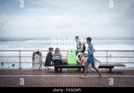 Les jeunes surfeurs espagnols à La Cicer, plage de Las Canteras, à Las Palmas, Gran Canaria, Îles Canaries, Espagne Banque D'Images