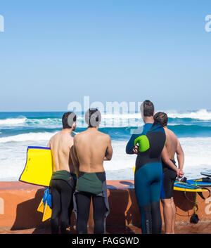 Les jeunes surfeurs et bodyboardeurs vague regarder Banque D'Images