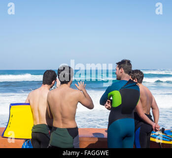 Les jeunes surfeurs et bodyboardeurs vague regarder Banque D'Images