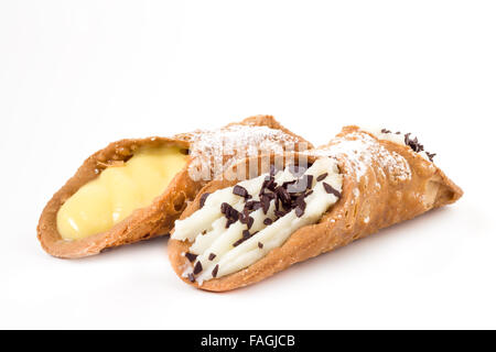 Cannoli siciliens, un dessert typique de la Sicile avec ricotta, flocons de chocolat et crème. Banque D'Images