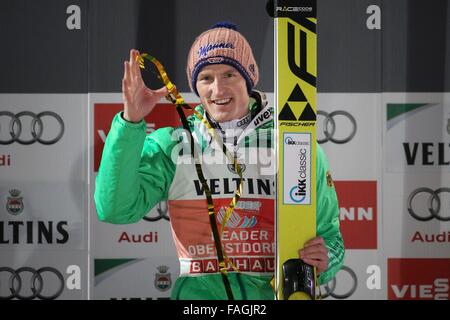 Oberstdorf, Allemagne. Dec 29, 2015. Severin Freund de l'Allemagne célèbre après avoir remporté la première étape des quatre Hills ski compétition de sauts à Oberstdorf, Allemagne, 29 décembre 2015. Photo : Fredrik von Erichsen/dpa/Alamy Live News Banque D'Images