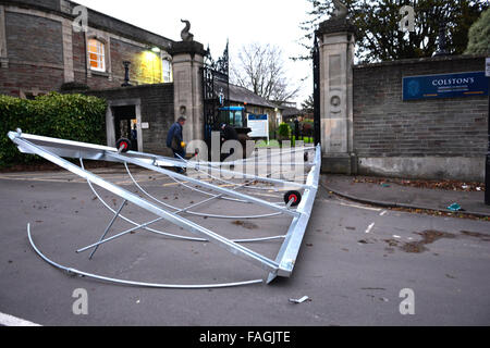 Bristol, Royaume-Uni. Dec 30, 2015. Météo britannique. En raison de dommages de vent fort Frank tempête. Tout ce qui reste d'un tordu et battues trame portant un cricket couvrir après qu'il a été soufflé sur la route principale, à l'extérieur de Colston's School à Stapleton Bristol. Robert Timoney/AlamyLiveNews Banque D'Images