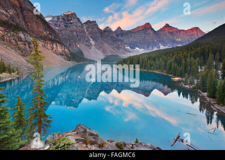 Beau lac Moraine, dans le parc national Banff, Canada. Photographié au lever du soleil. Banque D'Images