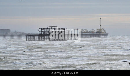 Brighton, Sussex, UK. Dec 30, 2015. Une mer agitée au large de la mer de Brighton et Hove ce matin que Storm Frank hits le nord de la Grande-Bretagne aujourd'hui photographie prise par Simon Dack/Alamy Live News Banque D'Images