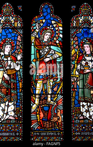 Londres, Angleterre, Royaume-Uni. All Saints Church, Margaret Street. Vitrail : archanges Gabriel, Michael et Raphaël Banque D'Images