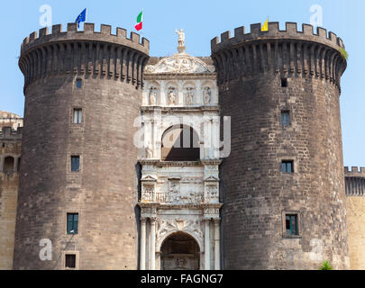 Castel Nouvo. Château médiéval dans la région de Naples, Italie. Il a été érigé en 1279, l'un des principaux monuments architecturaux de la cit Banque D'Images