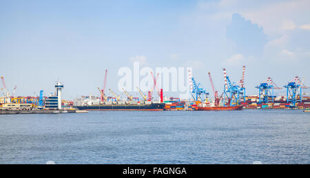 L'Italie. Port de Naples, ville côtière avec des navires de charge près de container terminal Banque D'Images