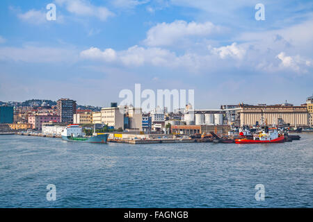 Port de Naples, ville côtière avec des cargos le long de côte Banque D'Images