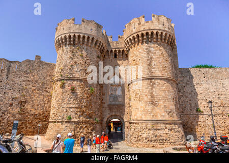 Les touristes visitant la vieille ville, dans la Marine Gate (Porte de la mer aussi) à la vieille ville de Rhodes, en Grèce. Banque D'Images