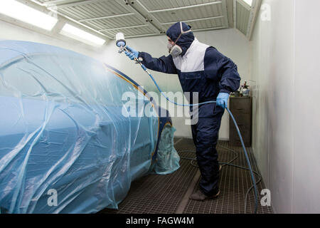 Dans le véhicule varnisher cabine de peinture. Banque D'Images