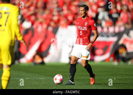 Ajinomoto Stadium, Tokyo, Japon. Dec 29, 2015. Tomoaki Makino (rouges), 29 décembre 2015 - Football : La 95e Coupe de l'empereur du Japon de Football demi-finale entre Urawa Red Diamonds 1-0 Kashiwa Reysol au Ajinomoto Stadium, Tokyo, Japon. © AFLO/Alamy Live News Banque D'Images