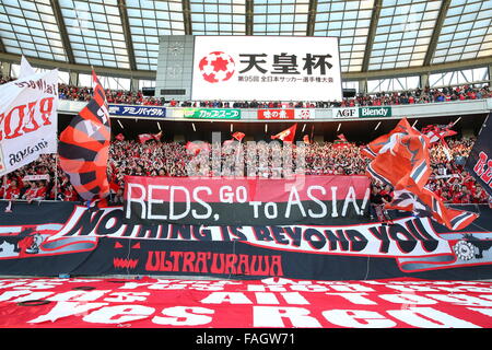 Ajinomoto Stadium, Tokyo, Japon. Dec 29, 2015. Urawa Reds fans, 29 décembre 2015 - Football : La 95e Coupe de l'empereur du Japon de Football demi-finale entre Urawa Red Diamonds 1-0 Kashiwa Reysol au Ajinomoto Stadium, Tokyo, Japon. © AFLO/Alamy Live News Banque D'Images