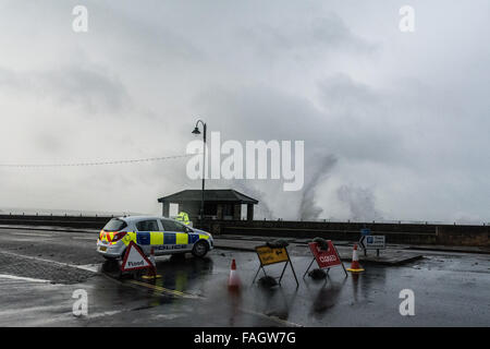 Penzance, Cornwall, UK. Le 30 décembre 2015. Météo britannique. Frank tempête associées à de fortes marées de printemps, près de la police de la route du front de mer de Penzance. Crédit : Simon Yates/Alamy Live News Banque D'Images