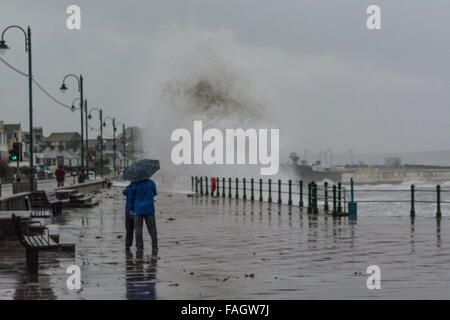 Penzance, Cornwall, UK. Le 30 décembre 2015. Météo britannique. Frank tempête associées à de fortes marées de printemps, près de la police de la route du front de mer de Penzance. Crédit : Simon Yates/Alamy Live News Banque D'Images