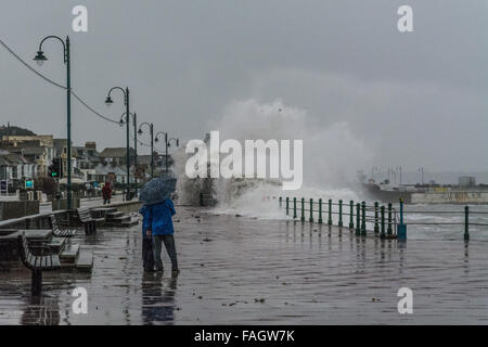 Penzance, Cornwall, UK. Le 30 décembre 2015. Météo britannique. Frank tempête associées à de fortes marées de printemps, près de la police de la route du front de mer de Penzance. Crédit : Simon Yates/Alamy Live News Banque D'Images