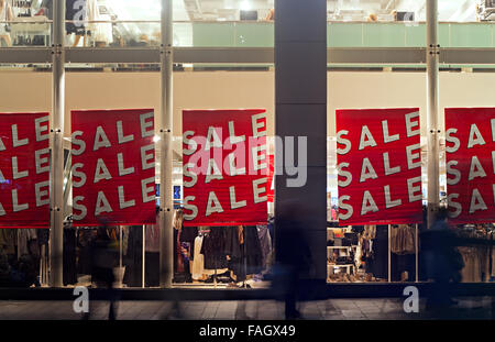 Signes de vente rouge dans une vitrine afficher Banque D'Images