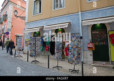 Cartes postales à vendre à l'extérieur d'un magasin de souvenirs à Lisbonne Portugal Banque D'Images